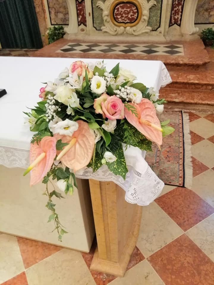 02 Allestimento Matrimonio Composizione Altare Piccola Anturium Rosa Lisiantus Bianchi Rose Rosa Rose Bianche Fioreria Bruseghini Besenello Trento